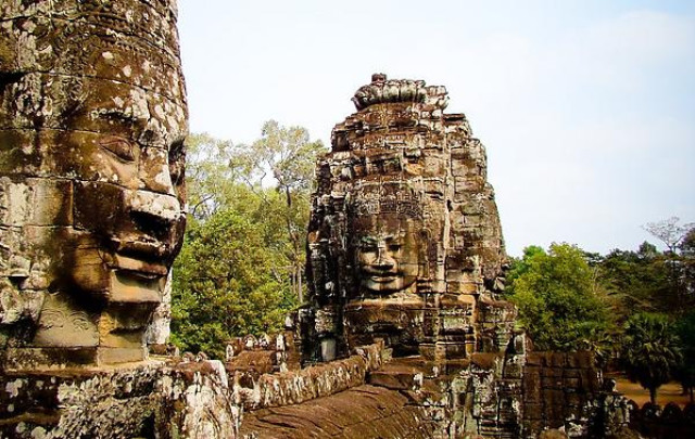 Храмы Камбоджи, фото Ангкор Ват, монахи в ангкор ват